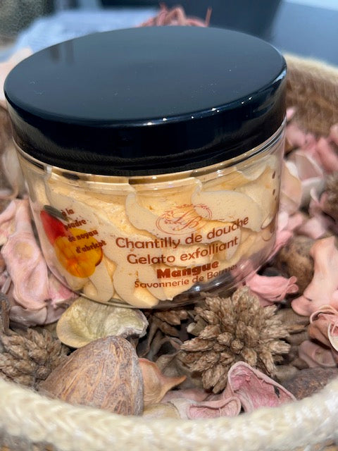 Chantilly de douche exfoliante MANGUE à la poudre de noyau d'abricot - MON BIO CONCEPT