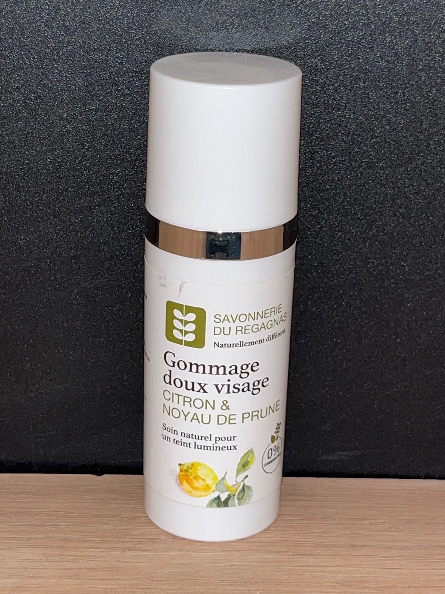 Gommage visage doux à la poudre de noyaux de prune parfum citron