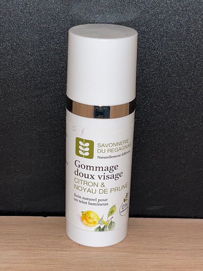 Gommage visage doux à la poudre de noyaux de prune parfum citron