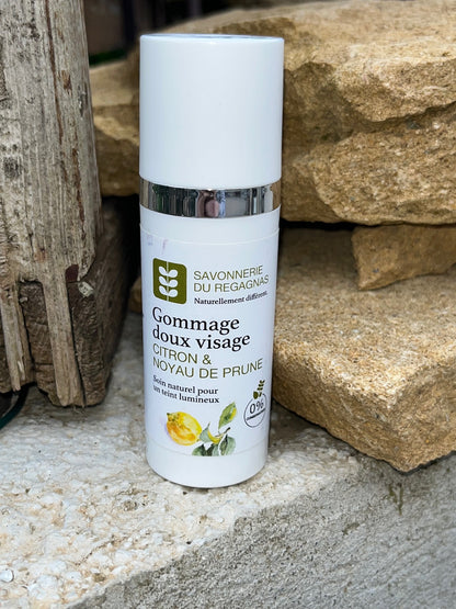 Gommage visage doux à la poudre de noyaux de prune parfum citron