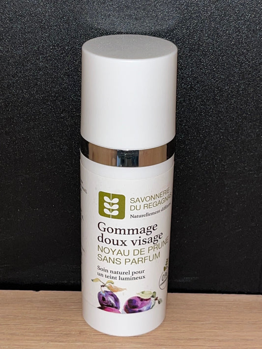 Gommage visage doux à la poudre de noyaux de prune sans parfum